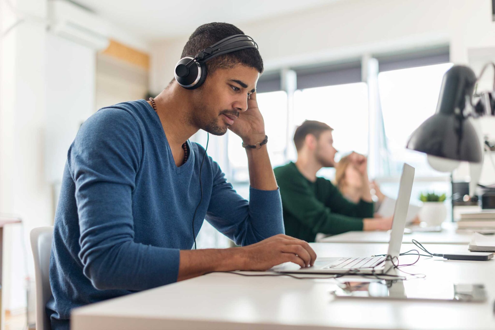 5 Benefits of Listening to the Radio in the Workplace