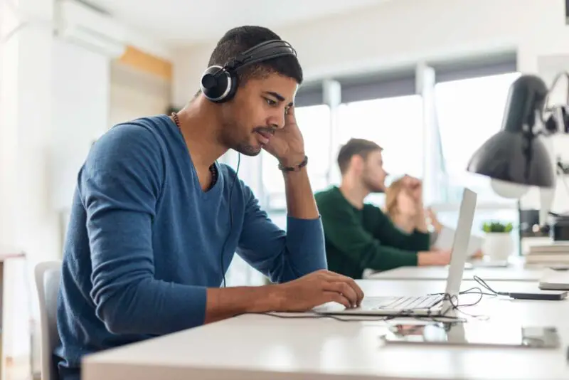 5 Benefits of Listening to the Radio in the Workplace