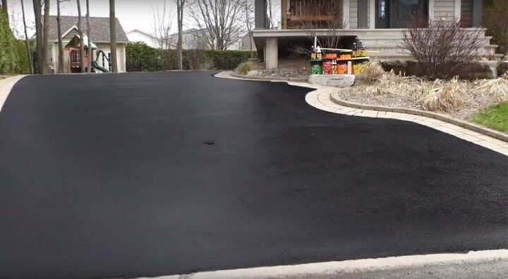 Асфальтирование и благоустройство. Мягкий асфальт укладка. Мягкий асфальт. Гибкий асфальт. Асфальт с бордюром.