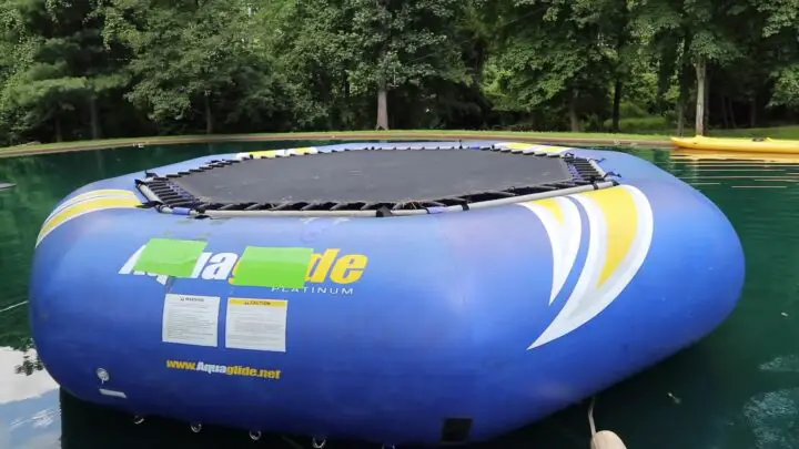Water- inflatable trampoline