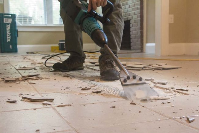 7 Best Tool To Remove Tile 2021, How To Remove Ceramic Tile From Concrete Floor Without Breaking